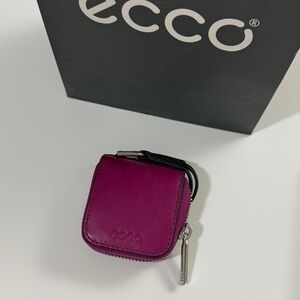 NWT Ecco AirPods Genuine Leather Strap Bag Shock Proof Carrying Case